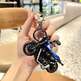 Tas onderdelen accessoires sleutelhanger cartoon mini motorfiets sleutelhanger voor vrouwen mannen tassen creatieve sleutels speelgoed model hanger klein geschenk 231219