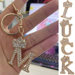 Pièces de sac Accessoires Couronne de luxe 26 Lettre Porte-clés en métal Mode Strass Initiale Porte-clés Pendentif Charms DIY Cadeaux d'anniversaire 231202