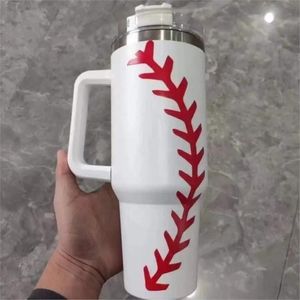 Piezas de la bolsa Accesorios Venta al por mayor 40 oz Juego de pelota Vaso de viaje Doble pared Cordones de béisbol Taza aislada flaca de acero inoxidable con tapa Manija 230731