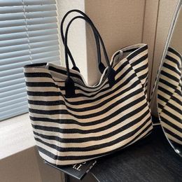 Sac Fomes Fashion Largecapacity Handbag Étudiant Niche Niche Zebra Canvas OneShoulder Mommy fourre-tout 240410