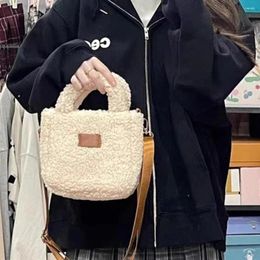 Bolso cruzado de felpa con correa ajustable para mujer, bolso de mano suave y esponjoso, lana de cordero de Color sólido con colgante para Otoño e Invierno