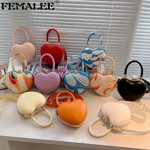 Bolsos 2021 nuevo bolso de mujer a rayas en forma de corazón bolsos de cuero de PU para niñas bolso cruzado elegante bolsos de hombro con correas anchas para mujer