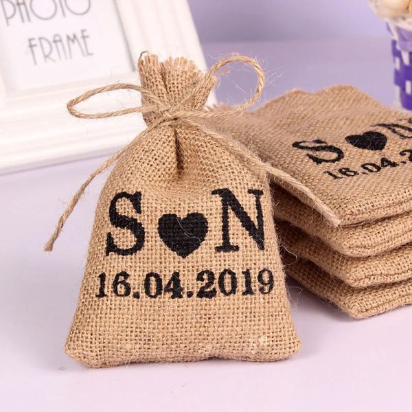 Sacs 50pcs 10 * 14cm Burlap personnalisé Hessian Sac à cordon de craquest de nom de nom de noms de noms de nom de paquets