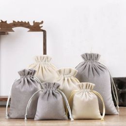 Bolsas 50 piezas/lote Bolsa de seda de seda suave Veet String 8x10 10x14 13x18 cm Beige/Joya gris empaquetado Bolsas de boda de Navidad