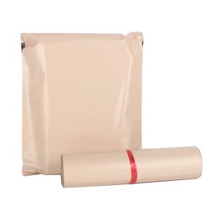 Sacs 50pcs / lots beige en plastique d'expédition sac de diffusion Sac de diffusion imperméable Vêtements postaux Sac d'emballage en plastique de logo personnalisé