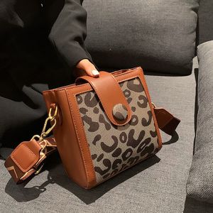 Zakken voor vrouwen 2021latt Style Bucket Bag Koreaanse versie Textuur Luipaard MSenger Bag Mode All-match Shoulder HandbagsomCB