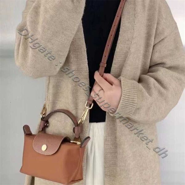 Sacs Handbag Clearance Retail Wholesale 95% réduction sur les femmes perforées originales Sac Version de toilette en cuir authentique de Strap Mini légère bouletage Small Choose