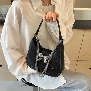 Sacs haut de gamme et de créneau de conception d'eau diamant crossbody one épaule Sac à œuf de fille épicée pour femmes 2024 Nouveau mini-croissant d'été 240427