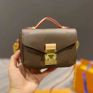 Bolsos Micro Metis Cadena Bolso de hombro Diseñador Mini bolso Cierre Cruzado Solapa Emed Cuero Pochette Monedero Monedero