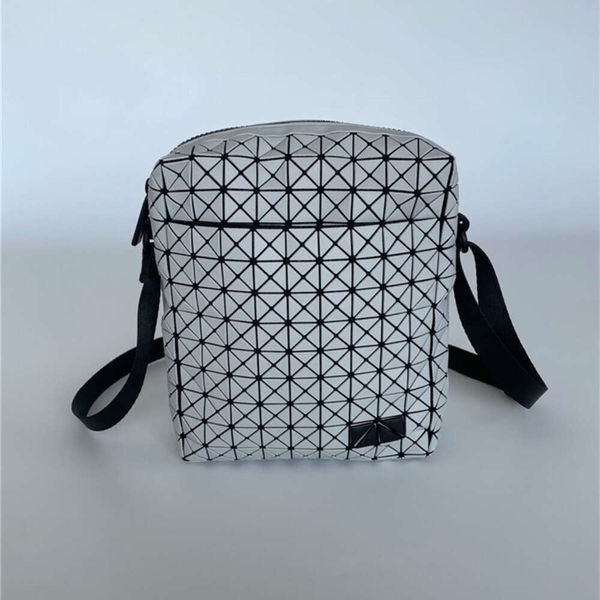 Sacs Même style Géométrique Géométrique en forme d'oreiller en silicone en silicone Boîte carrée pour hommes et femmes, sac à bandoulière à épaule unique à la mode, sac de grande capacité