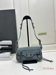 Baguette Sac, sac à main à chute de vache grainée, nouvel article 24, denim, sac à main de créateur de luxe, sac pour femmes à la mode, sac de voyage parfait, en peau d'agneau italienne, pleine de texture