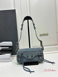 Baguette Sac, sac à main à chute de vache grainée, nouvel article 24, denim, sac à main de créateur de luxe, sac pour femmes à la mode, sac de voyage parfait, en peau d'agneau italienne, pleine de texture