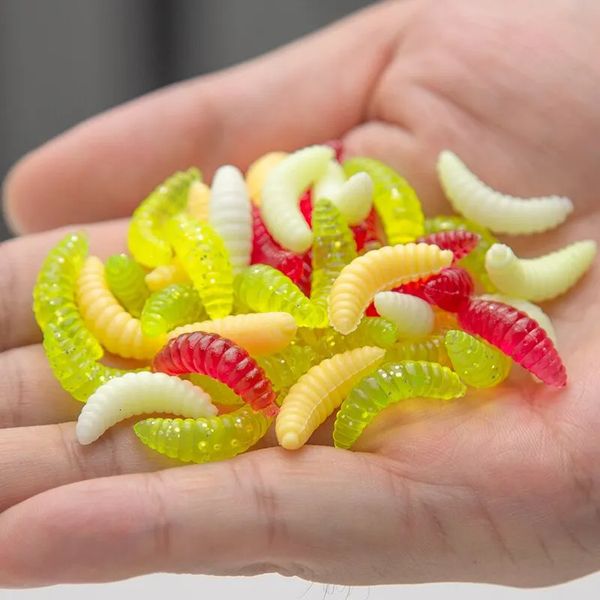 Cebos Señuelos Cebo blando Gusano de pan 50 PCS Señuelo biónico Gusano falso Luminoso con olor a pescado y almizcle 231023