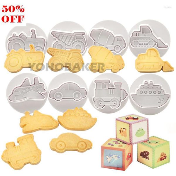 Moules de cuisson 8pcs / Set Voiture Avion Train Véhicule 3D Cookie Cutter Biscuit Moule Main Timbre Presse Plongeur Sugarcraft Fondant Cutters