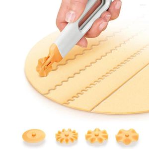 Bakgereedschap plastic gereedschap trek netwiel pizza patisser rooster roller snijder voor deeg cookie taart ambachtelijke keukenaccessoires