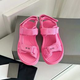 2024 Nieuwe Sliders Fashion Sandals Bale Tourist Sandale Summer Luxe Designer Mule Dames Casual schoenen Oudoor Travel Flat Slippers Mens Paris Loafer Nciaga Man Slide