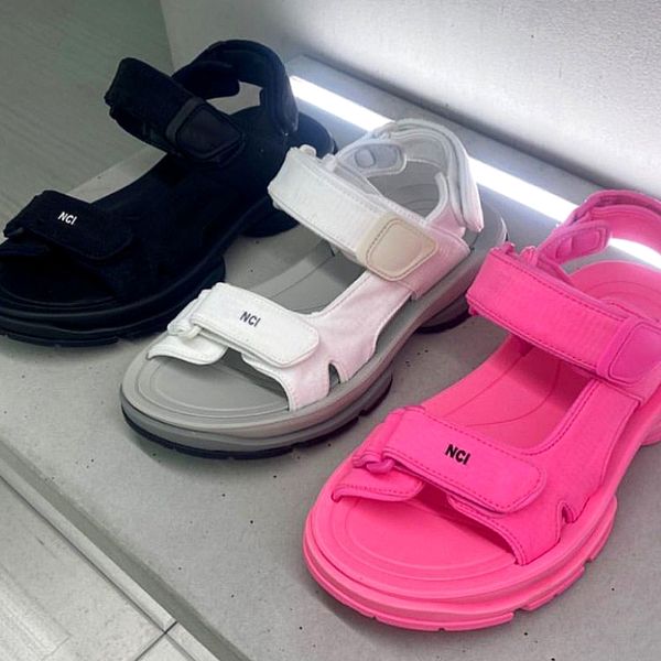 Piscina de sandalias turísticas de bala de verano diseñador de lujo de verano zapatillas para hombres casuales zapatos de viaje plano deslizantes de goma de goma para mujeres paris loafer nciaga sandale beach hombre mule