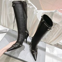 Balencaigaitiess Diseñador Diseñadores de lujo Botas hasta la rodilla Mujeres Cagole Piel de cordero adornado Zapatos con cremallera lateral Botas Hebilla de perno Punta puntiaguda Tacón de aguja Bota alta