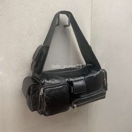 Balencaiiga Tassen Klassieke tassen Winter Nieuwe Superbusy Pocket Rugzak Grote capaciteit Motorfiets Onderarm Dames Lederen Coole Handtas 28cm