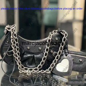 Balencig Balens Womens Handbag Hands Classic Balencias Motorcycle Bag élément design rivet Quality Leather Half Moon Le Cagole Saddle Nouveau sac de croissant de chaîne 4EU3 Rainbow