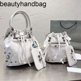 Balencig Le b bag Totes New Cagole XS Bucket Bag Arena sac à main en cuir de créateur en argent vieilli miroir coeur amovible rivet décoration bandoulière I5G0