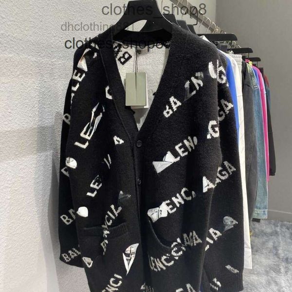 Balenciga Sudaderas con capucha de diseño Suéteres para hombre Suéter Versión alta Familia Elástica Mousse Letra oblicua Versión suelta Cárdigan con cuello en V Suéter de punto XFUX V2R1