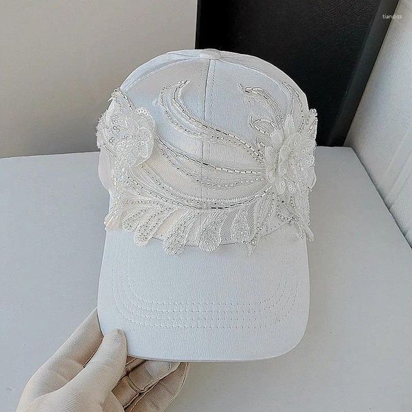 Casquettes de baseball 202403-shi Ins Printemps Perlé Dentelle Fleur Designer Style Blanc Satin Lustre Lumière Dame Baseball Chapeau Femmes Loisirs Visières Casquette