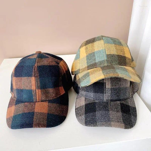 Gorras de bola Gorra de béisbol para hombres y mujeres Otoño Invierno 2023 Vintage Plaid Woolen Sport Hat British Pareja Fieltro Snapback Sun