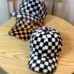 Gorras de bola Gorra de béisbol a cuadros en blanco y negro Mujeres Hombres Otoño Invierno Cálido Sombreros de tablero de ajedrez de felpa 230831