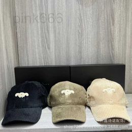 Casquettes de baseball Chapeau de baseball en velours côtelé avec lettre correcte pour femmes automne et hiver, à la mode et polyvalent, montrant le visage, petit couple de chapeau en bec de canard