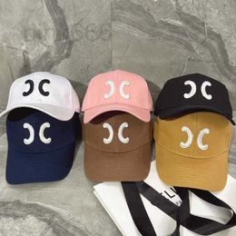 Designer de casquettes de baseball Printemps et été Nouvelle casquette de baseball brodée avec lettre C avec petit visage japonais, ombre décontractée, couple Hard Top Duck Tongue Fashion QJCH