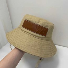 Bola de bolas Versiones altas Hat de diseñador Lowe New Series Summer Ribbon Canvas Sunshade Hat ancho de pescado Fisherman SEME AZUL MENS Y MISMEN ESTILE