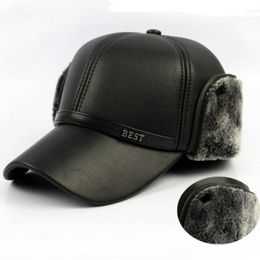 Kogelcaps ht647 warme winter lederen bont honkbal pet oorbeveiliging snapback hoed voor vrouwen hoogwaardige hoeden mannen solide Russisch