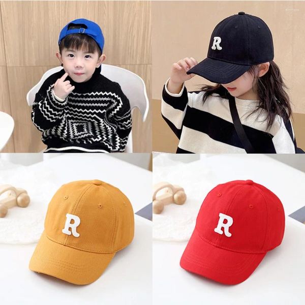 Casquettes de balle Lettre R Garçons Filles Casquette pour enfants Étudiants coréens Ins Baseball Chapeaux de voyage en plein air pour enfants 2-8 ans en gros