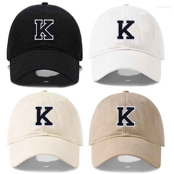 Gorras de bola Letras A-Z Bordado Negro Blanco Gorra de béisbol Algodón de alta calidad Moda Hombres Mujeres Viseras deportivas Snapback ajustable