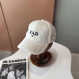 Gorras de bola Diseñador para hombre Sombreros difusos Triángulo Gorra de baloncesto para mujer Teddy Casquette Sombrero de lujo Invierno Gorros cálidos Bonnet Beanie Fitted277M