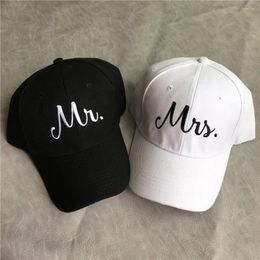 Caps à balle M. Mme Lettre broderie Capuchée de baseball lavé coton doux chapeaux Snapback Hommes Femmes Couple Gifits Gorras réglable