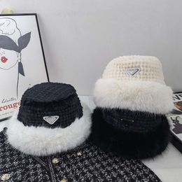 Casquettes Le chapeau de pêcheur de la famille P a des bords en fourrure épaisse pour rester au chaud en hiver. C'est une combinaison élégante et polyvalente de chapeaux froids pour hommes et femmes.