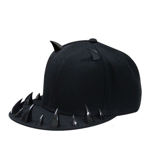 Casquettes de baseball Unisexe Punk Gothique Ox Horn Rivets Casquette de baseball Hip Hop Street Flat-Brimmed Studs Adjsutable Hat Festival Party 230719