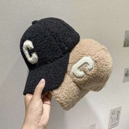 Casquettes de balle Casquette de baseball d'agneau d'hiver Femme Coréenne C Lettre Mode Hommes Hipster INS Peluche Chaud Simple Chapeau Chapeau Causal En Plein Air 23s