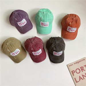 American vintage patch tissu déchiré et moulu fourrure vin rouge casquette de canard avec large bord couleur bonbon casual ombre casquette de baseball