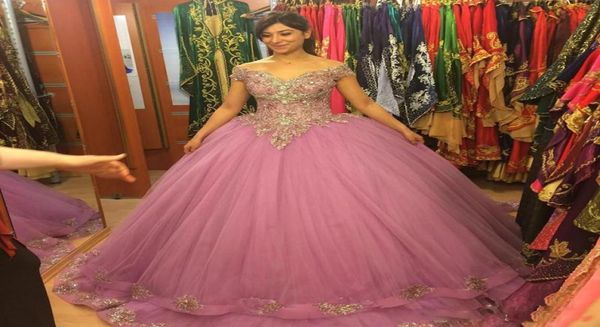 Vestidos de quinceanera de la pelota Mangas de la gorra Velina de cuello profundo Volopas de graduación brillante para adolescentes Capas de tul Vestidos de concurso1590414