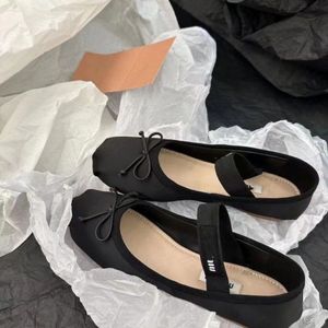 Ballet Flat Paris Ballet Designer Professionele dansschoenen Satijnen Ballerina's MM Platform Bowknot ondiepe mond enkele schoen platte sandalen vrouwenloafers