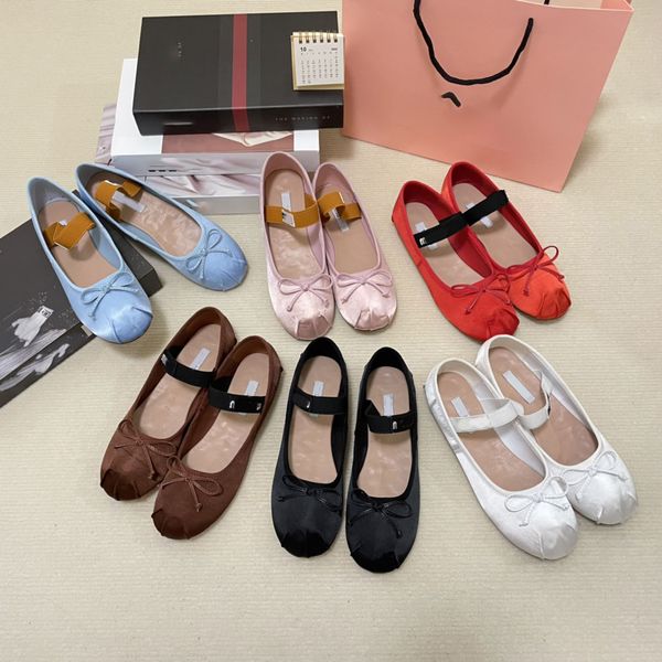 Ballet Flat Shoes Designer Bowtie Mandis professionnels Femmes Chaussures de danse Plateforme de ballet en satin Bowknot Bouche peu profonde Sandales plates simples