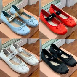 Zapatos planos de ballet Zapatos de baile profesionales de diseñador Bailarinas de satén Plataforma Bowknot Boca baja Zapato único Sandalias planas Mocasines de mujer