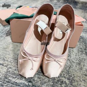 Bailarinas miui miui zapatos de diseñador Diseñador de la marca Paris Zapatos negros Mujer Primavera Acolchado Cuero genuino Slip on Ballerina Zapatillas de deporte con punta redonda Zapatos de vestir para mujer