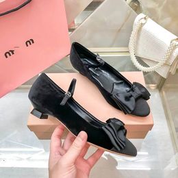 Ballet High Heel Chaussures Miui Paris Ballet Designer Chaussures de danse professionnelle Velvet Ballerinas Platform Bowknot Bouche peu profonde Sandales de chaussures simples Femmes Femmes 01