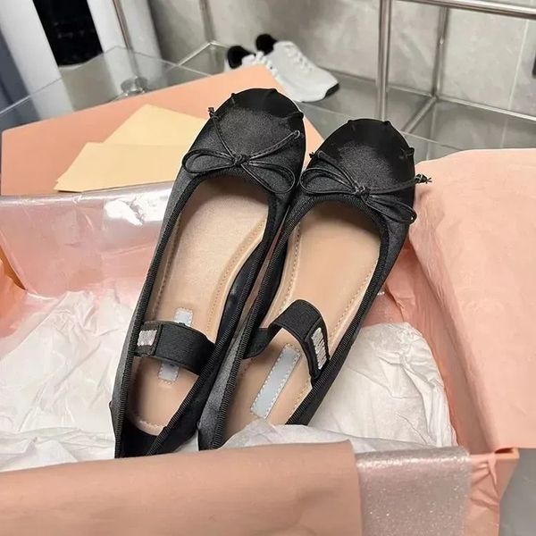 Chaussures ballettes robe plate chaussure Bow Silk Dance Shoe Luxury Designer Yoga Comfort Casual Shoes Fashion Designer Robe Femmes Chaussures Professional Chaussures Chaussures 37-40