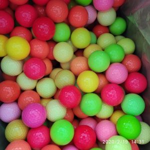 Balls 100pcs en gros en blanc mini-golf baule de golf coloré assorti