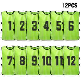 Pelotas 12 PCS Kid's Football Pinnies Camisetas de fútbol de secado rápido Deportes Equipo de baloncesto Entrenamiento Baberos numerados Chaleco de práctica 230706